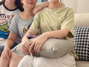 宝贝乖女你的奶真大：热辣母女的私密互动