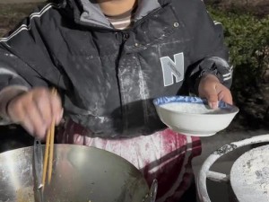 小女孩吃小男孩小叮当游戏视频：体验独特美食冒险