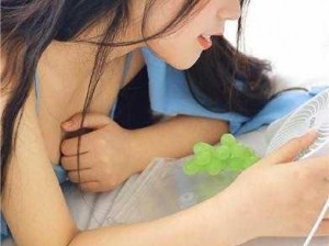 女子叉开腿让男子桶免费软件，热门视频播放器，热门视频想看就看