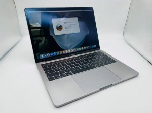 18 岁 Macbook Pro 高清完整资源，苹果笔记本电脑，性能卓越，轻薄便携