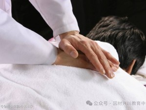 被男按摩师按到花蒂喷潮 女顾客在男按摩师的按摩过程中达到了性高潮