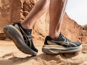 Asics Gel-Kayano 系列最新裸色款跑鞋，轻量稳定，舒适透气