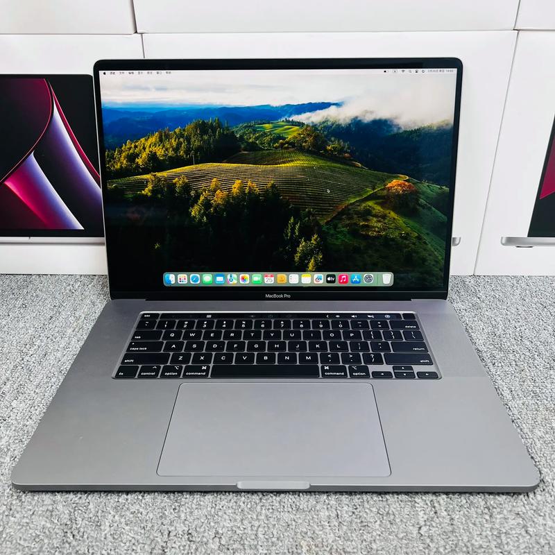 苹果 18 与 19 年发布的 MacBook PRO，采用了先进的芯片和技术，性能卓越，轻薄便携