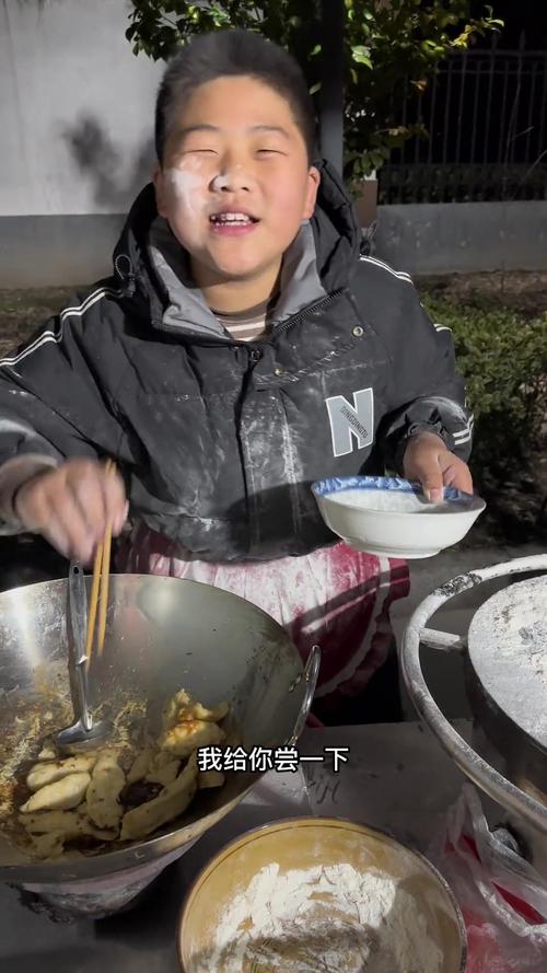 小女孩吃小男孩小叮当游戏视频：体验独特美食冒险